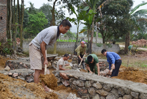 Thực hiện việc học tập và làm theo tấm gương đạo đức Hồ Chí Minh, người dân thôn Đồng Bầu, xã An Bình (Lạc Thủy) giúp đỡ ngày công cho các hộ gia đình khó khăn.