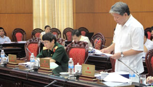 Bộ trưởng Tư pháp Hà Hùng Cường trình bày Tờ trình của Chính phủ.