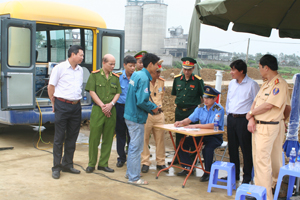 Đồng chí Trần Đăng Ninh, Phó Chủ tịch UBND tỉnh kiểm tra công tác kiểm soát tải trọng xe trên tuyến đường Hồ Chí Minh, địa phận huyện Lương Sơn.
