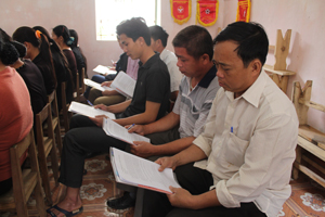 Nam nông dân xã Mông Hoá (Kỳ Sơn) tìm hiểu các kiến thức về bình đẳng giới. 

