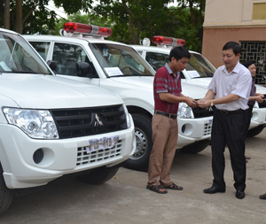 Đồng chí Bùi Văn Cửu, Phó Chủ tịch TT UBND tỉnh  trao chìa khóa xe cứu thương cho giám đốc bệnh viện đa khoa tuyến huyện.
