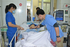 Bác sĩ khoa Hồi sức cấp cứu (Bệnh viện Đa khoa tỉnh) thăm khám sức khỏe cho bệnh nhân bị tai biến mạch máu não.

