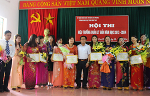 Lãnh đạo UBND huyện Cao Phong trao giải cho các thí sinh tại hội thi hiệu trưởng quản lý giỏi cấp tiểu học năm học 2013 – 2014.

