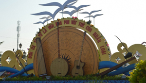 Cổng chào vào khu Quảng trường Hùng Vương của tỉnh Bạc Liêu- nơi sẽ diễn ra các hoạt động Festival Đờn ca tài tử quốc gia lần thứ nhất