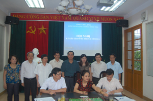 Đồng chí Nguyễn Văn Quang, Phó Bí thư Thường trực Tỉnh uỷ, Chủ tịch UBND tỉnh chứng kiến lãnh đạo các cơ quan Đảng tỉnh ký kết giao ước thi đua năm 2014.

