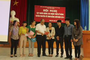 Các học viên của huyện Lương Sơn trao đổi chia sẻ kỹ năng truyền thông về bình đẳng giới tại cơ sở.

