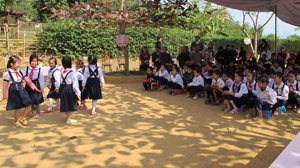 Mặc dù còn gặp nhiều khó khăn, học sinh trường tiểu học Tiền Phong B (Đà Bắc) được tạo điều kiện học tập, vui chơi theo đúng quy định của ngành giáo dục.


