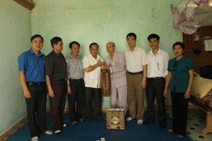 Đoàn đến thăm và tặng quà thương binh Nguyễn Tấn Long, xóm Nhả - xã Hợp Thành.

