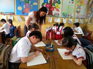 Cô Nguyễn Thị Bình trong giờ dạy viết chữ.

