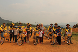 Đại diện ChildFund Việt Nam, tập đoàn tài chính KB Hàn Quốc trao tặng xe đạp và mũ bảo hiểm cho trẻ em xã Bắc Phong.
