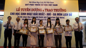 Các em đạt giải nhất kỳ thi quốc gia môn Lịch sử được tuyên dương và trao thưởng.