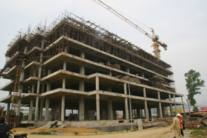 Dự án nhà ở xã hội do Công ty CP thương mại Dạ Hợp làm chủ đầu tư tại trung tâm thương mại bờ trái sông Đà (TP Hòa Bình) đang được triển khai xây dựng.

