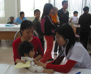 Trạm Y tế xã Hòa Bình (TP Hòa Bình) tổ chức tiêm phòng vắc xin mũi sởi cho trẻ từ 9-24 tháng tuổi.