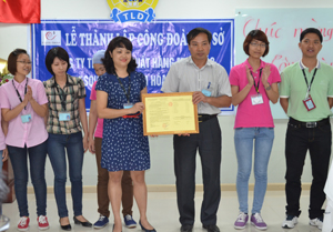Lãnh đạo Công đoàn các KCN tỉnh trao quyết định thành lập công đoàn cho Ban chấp hành Công đoàn lâm thời Công ty TNHH hàng may mặc Esquel Việt Nam Hòa Bình.

