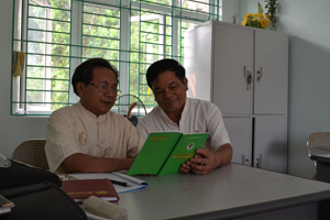 Ông Trần Ngọc Châu, Phó Chủ tịch Hội NCT thị trấn Mường Khến (bên trái) thường xuyên nghiên cứu các chế độ, chính sách của NCT qua sách, báo, tài liệu.

