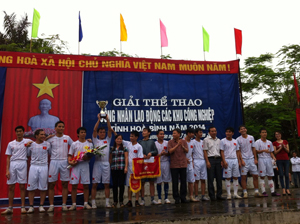 Ban tổ chức trao cúp và phần thưởng cho CĐ Công ty TNHH Sankok Việt Nam, đội đoạt giải nhất nội dung bóng đá
