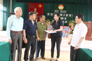 Đoàn đại biểu Quốc hội tỉnh tiếp xúc cử tri huyện Lạc Thủy.