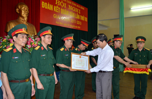 Đồng chí Bùi Văn Cửu, Phó Chủ tịch TT UBND tỉnh trao bằng khen cho 10 tập thể và 5 cá nhân.

   

