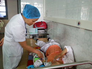 Bác sỹ Nguyễn Thị Thoa, Phó khoa sản, Bệnh viện Đa khoa tỉnh tư vấn sức khỏe cho bà mẹ sau sinh. 

