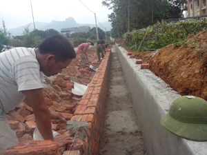 Công trình mương dẫn nước xóm Chiềng, thị trấn Mường Khến (Tân Lạc) đang được hoàn thiện đưa vào sử dụng.