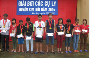 Ban tổ chức trao giải cho các vận động viên có thành cao.
