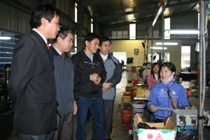 Lãnh đạo LĐLĐ tỉnh thăm hỏi, động viên công nhân Công ty Seyoung INC (KCN Lương Sơn). Ảnh: Quốc Huy (LĐLĐ tỉnh)

