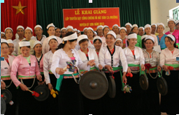 Nghệ nhân Đinh Kiều Dung truyền dạy đánh cồng chiêng và hát dân ca Mường cho phụ nữ huyện Kỳ Sơn.

