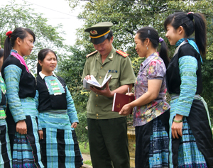 Chiến sĩ Công an tỉnh và hội viên phụ nữ xã Pà Cò (Mai Châu) trao đổi, nắm bắt thông tin, thực hiện phối hợp giữ gìn ANTT trên địa bàn. 


