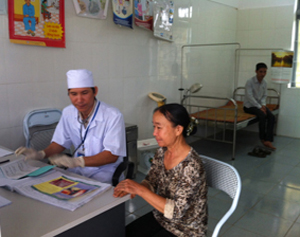 Cán bộ Trạm y tế xã Liên Hòa (Lạc Thủy) tư vấn sức khỏe cho nhân dân.