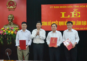 Đồng chí Bùi Văn Cửu, Phó Chủ tịch TT UBND tỉnh trao quyết định cho 3 đồng chí lãnh đạo vừa được bổ nhiệm, điều động.