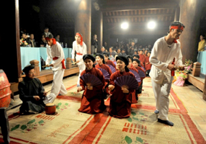 Biểu diễn hát Xoan trong lễ hội cổ truyền ở Phú Thọ
