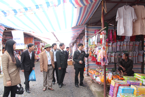 Thanh tra Sở VH - TT&DL phối hợp với Công an tỉnh thanh, 

kiểm tra hoạt động lễ hội tại khu di tích Chùa Tiên (Lạc Thuỷ).

