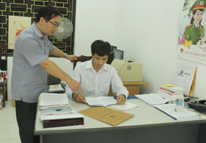 Cán bộ Văn phòng Đảng ủy xã Lâm Sơn thực hiện việc kiểm tra, rà soát lại hồ sơ, lý lịch các đồng chí quy hoạch BCH Đảng bộ xã nhiệm kỳ 2015 – 2020.
