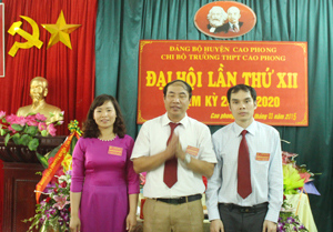 Ban Chi ủy nhiệm kỳ 2015 – 2020 của chi bộ trường THPT Cao Phong ra mắt tại Đại hội

