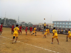 Giải vô địch bóng chuyền huyện Lương Sơn năm 2015 thu hút gần 100% đội xã, thị trấn thiam gia.