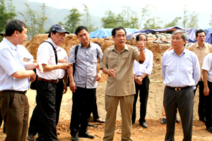 Đồng chí Nguyễn Văn Quang, Chủ tịch UBND tỉnh kiểm tra dự án đầu tư, tôn tạo Bia Lê Lợi, xã Vầy Nưa, Đà Bắc. 


