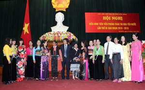 Các đồng chí lãnh đạo tỉnh, T.Ư Hội LHPN Việt Nam với các đại biểu phụ nữ điển hình tiên tiến tại hội nghị.