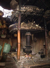 Viếng đồ chõ bằng cây hương hiện vẫn còn được nhiều gia đình người Mường sử dụng.