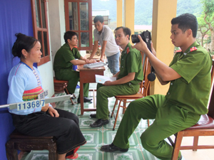 Đoàn Thanh niên xung kích Phòng PC64 (Công an tỉnh) đến huyện vùng cao Lạc Sơn cấp, đổi mới chứng minh thư nhân dân cho đồng bào dân tộc. 

                                                         ảnh: Đỗ Tuấn (TTV)

