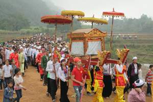 Phần nghi lễ rước sắc phong và rước kiệu trong lễ hội đình Cổi năm 2015.