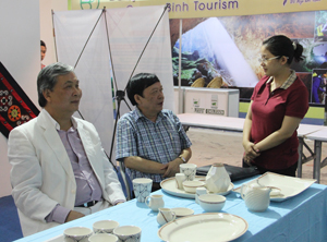 Lãnh đạo Sở VHTT&DL và Công ty CP Du lịch An Thịnh tại Hội chợ Du lịch Quốc tế 2015.