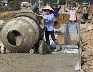 Thực hiện phương châm Nhà nước và nhân dân cùng làm, đến nay, 99% đường liên xóm ở xã Mường Chiềng đã được bê tông hóa.

