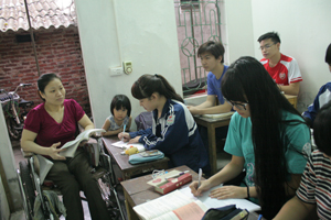 Hà Thị Minh Huệ vượt qua khó khăn truyền đạt kiến thức cho các em học sinh.

