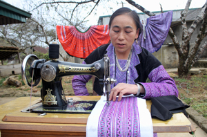 Hội viên phụ nữ xã Hang Kia (Mai Châu) lưu giữ và phát triển nghề dệt thổ cẩm truyền thống đem lại nguồn thu nhập ổn định. Ảnh: H.D

