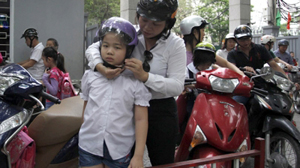 Phần lớn các phụ huynh đều chấp hành quy định đội mũ bảo hiểm cho trẻ từ sáu tuổi trở lên.