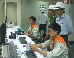 Đoàn kiểm tra thực tế tại Công ty TNHH Japfa comfeed Việt Nam chi nhánh Hòa Bình.