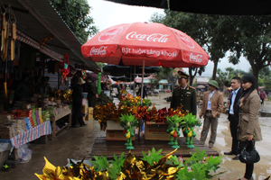 Lực lượng chức năng kiểm tra việc chấp hành pháp luật tại điểm du lịch, lễ hội trên địa bàn huyện Lạc Thuỷ. 

 
