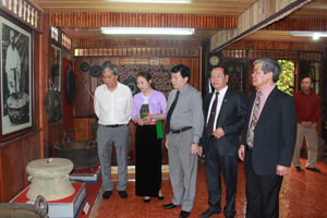 Đồng chí Nguyễn Văn Chương, Phó Chủ tịch UBND tỉnh và đại diện Bộ VH, TT&DL, các sở, ngành và du khách thăm quan các gian trưng bày tại Bảo tàng di sản văn hoá Mường. 

