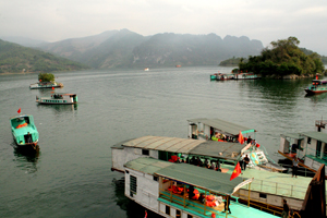 Hoạt động vận tải thủy trên hồ sông Đà diễn ra sôi động.

