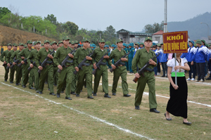 Lực lượng DBĐV huyện Đà Bắc trong lễ ra quân huấn luyện sẵn sàng chiến đấu năm 2015.

